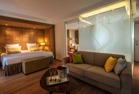 호텔 몽블랑은 샤모니몽블랑에서 최고의 특급호텔중의 하나입니다. <BR><BR>
100년여 오랜 전통을 지난 호텔 몽블랑은 프랑스 유명 인테리어 디자이너 건축가인 Sybille de Margerie 에 의해 리모델링 되었습니다.<BR><BR>
전체적인 호텔의 컨셉은 샤모니몽블랑과 잘 어울리는 화이톤과 베이지컬러가 적절하게 조화된 고급스러운 분위기를 연출하고 있습니다.<BR><BR> 
또한 컴포트 존이라 불리우는 스파와 수영장시설은 몽블랑 최고 아름다운 뷰를 자랑합니다.<BR><BR>